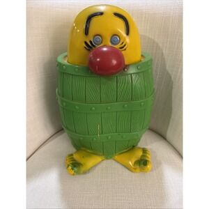 VTG 1971 Kilroy Peek-a-Boo Barrel Coin Piggy Bank Hobo Toy Green Yellow 13" READ